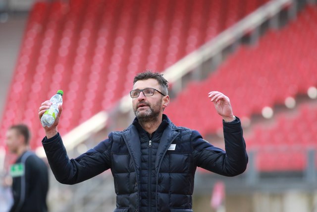 Nervenanspannung bei Nürnbergs Trainer Michael Köllner an der Seitenlinie. | Foto: Udo Dreier