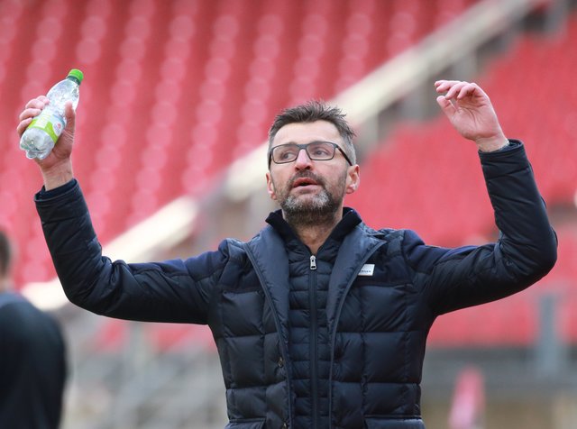 Nervenanspannung bei Nürnbergs Trainer Michael Köllner an der Seitenlinie. | Foto: Udo Dreier