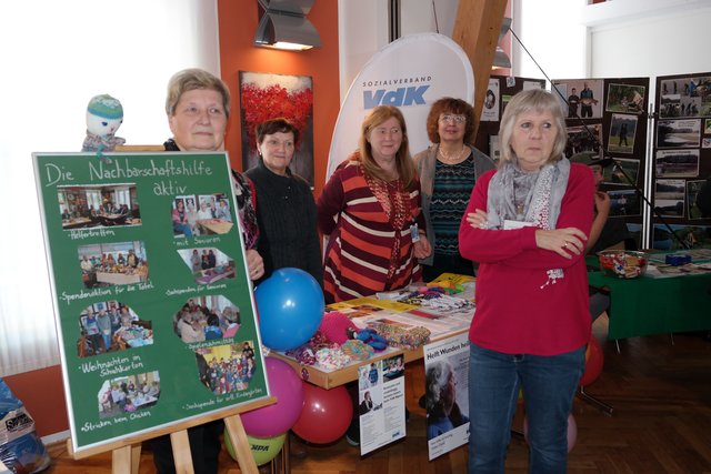Mitglieder und Helferinnen am VdK-  und Nachbarschaftshilfe-Stand beim Schnaittacher Neubürgerempfang