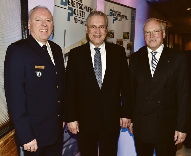 Werner Süßmann, Minister Joachim Herrmann und Gerhard Danzl (v.l.) stellen sich dem Fotografen. | Foto: © oh