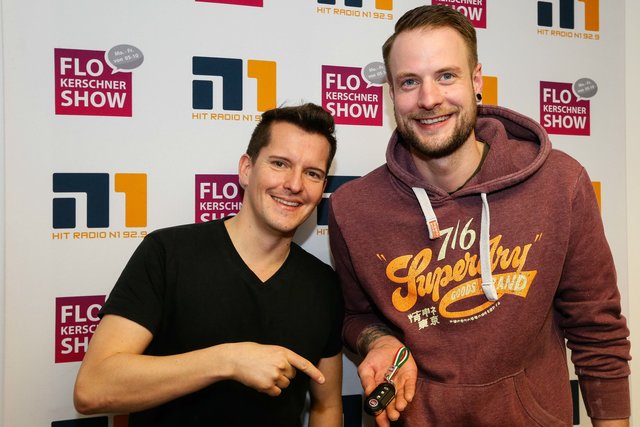 N1-Morgenmoderator Flo Kerschner (links) gratuliert Benedikt Albert zum Gewinn eines nagelneuen Fiat 500. | Foto: HitRadioN1.de/Steffen Oliver Riese