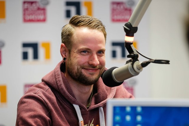 Live bei Hit Radio N1 in der Flo Kerschner Show erfuhr Benedikt Albert, dass er „Wie mutig ist Franken“ gewonnen hatte. | Foto: HitRadioN1.de/Steffen Oliver Riese