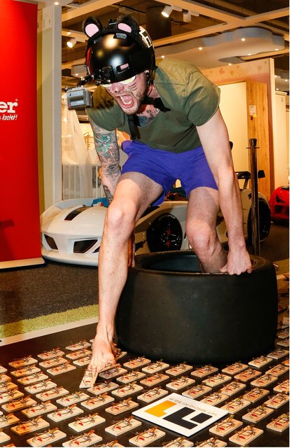 Um von N1 ein neues Auto zu gewinnen, musste Benedikt Albert über 1500 Mausefallen laufen. | Foto: HitRadioN1.de/Steffen Oliver Riese