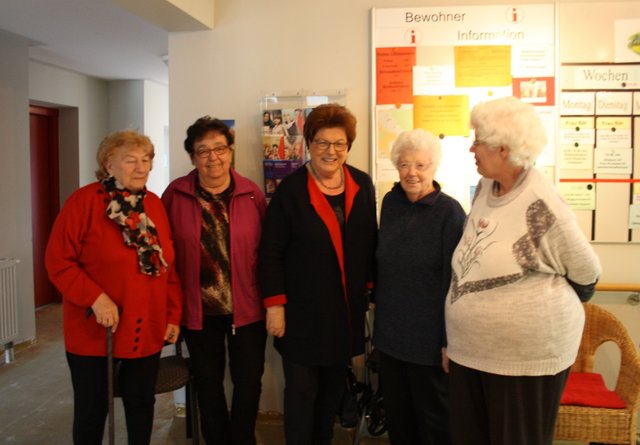 Landtagspräsidentin Barbara Stamm mit Bewohnerinnen des Hauses.
