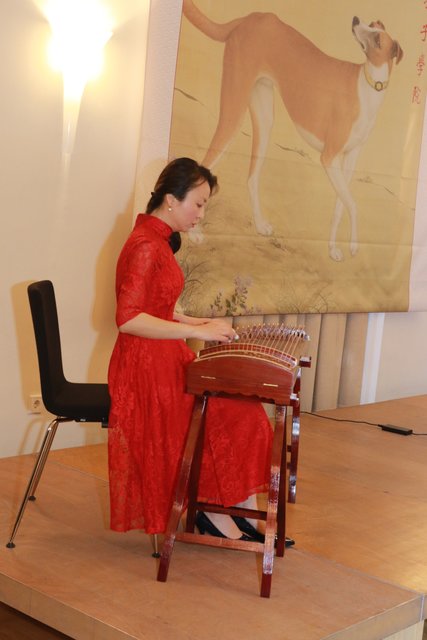 Musikerin Yu Jun - Guzheng-Solo. | Foto: Udo Dreier
