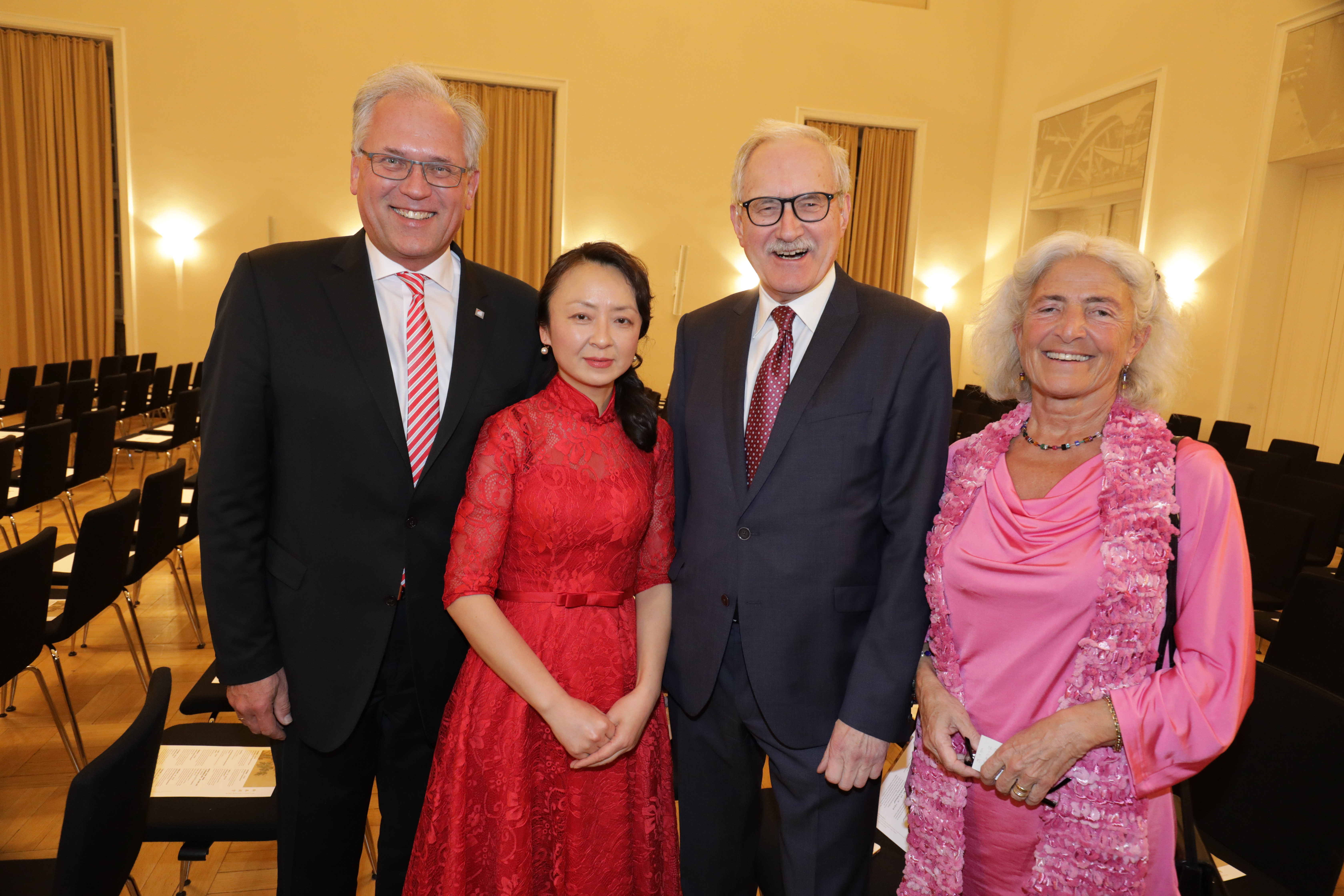 (v.l.) Bezirkspräsident Richard Bartsch, Musikerin Yu Jun, der frühere Staatsminister für Europa im Auswärtigen Amt Günter Gloser und Hildegund Rüger, Präsidentin des Bayerischen Landfrauenrates.