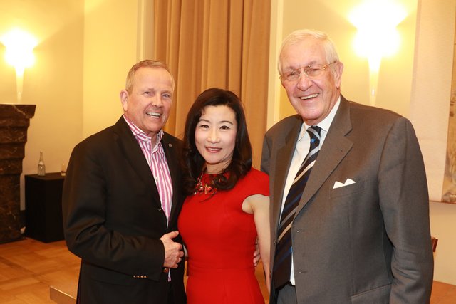 v.l. Hans-Georg Geis und Catherine Xue Dong-Geis sowie Prof. Hubert Weiler. | Foto: Udo Dreier