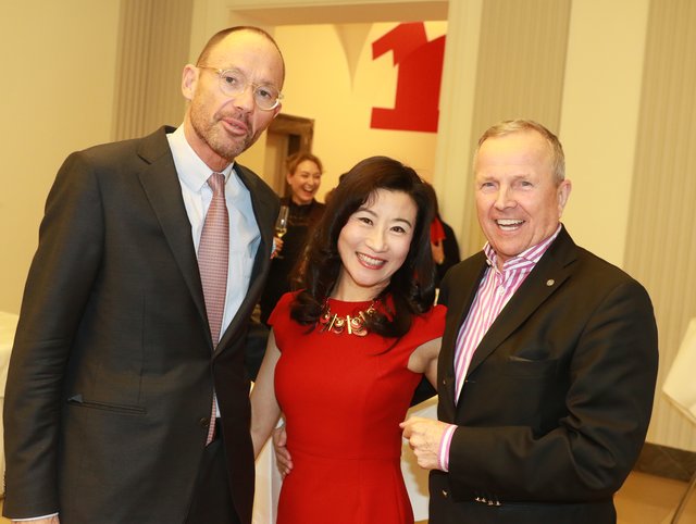 (v.l.) Prof. Dr. Klaus L. Wübbenhorst, Catherine Xue Dong-Geis und Unternehmer Hans-Georg Geis. | Foto: Udo Dreier