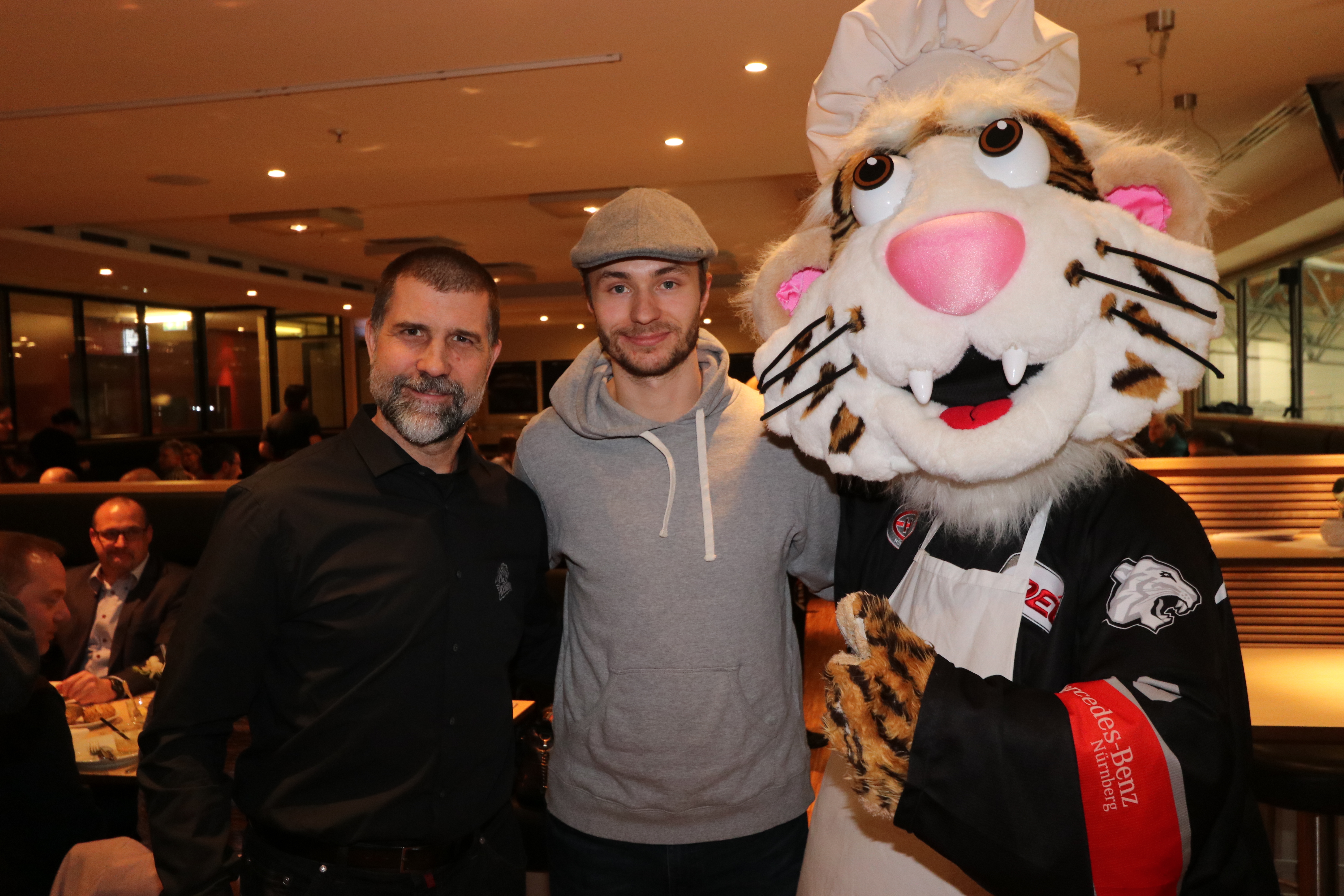 Ice Tigers-Sportdirektor Martin Jiranek (l.) mit Patrick Bjorkstrand und Maskottchen Pucki.