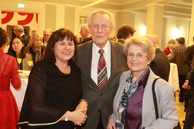 Dietmar Hahlweg, Alt-Oberbürgermeister von Erlangen mit Claudia Schönlein (r.), Ehefrau von OB Peter Schönlein. | Foto: Udo Dreier