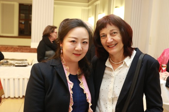 Huanhun Wang (l.), Vereinsvorsitzende zur Förderung der Partnerschaft Region Nürnberg-Shenzhen, und Birgit Birchner, vom Amt für Internationale Beziehungen. | Foto: Udo Dreier