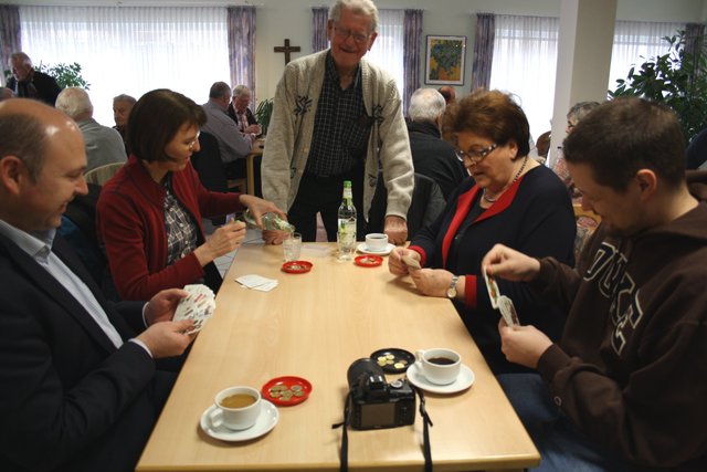 v.l. Jürgen Meier, Vorsitzender der Diakonie Roth/Schwabach, Cornelia Griesbeck, Vorsitzende der Frauen-Union Bezirk Mittelfranken,
ein Montagskartler, Landtagspräsidentin Barbara Stamm und Thomas Correll , Schwabacher Tagblatt bilden den Karteltisch.