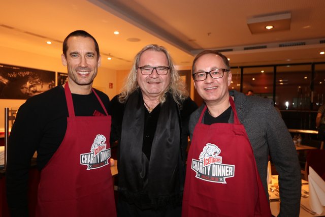 Thomas Sabo (Mitte) mit Ice Tigers Geschäftsführer Christoph Sandner und Tucher-Marketingdirektor Kai Eschenbacher (r.). | Foto: JRBraun