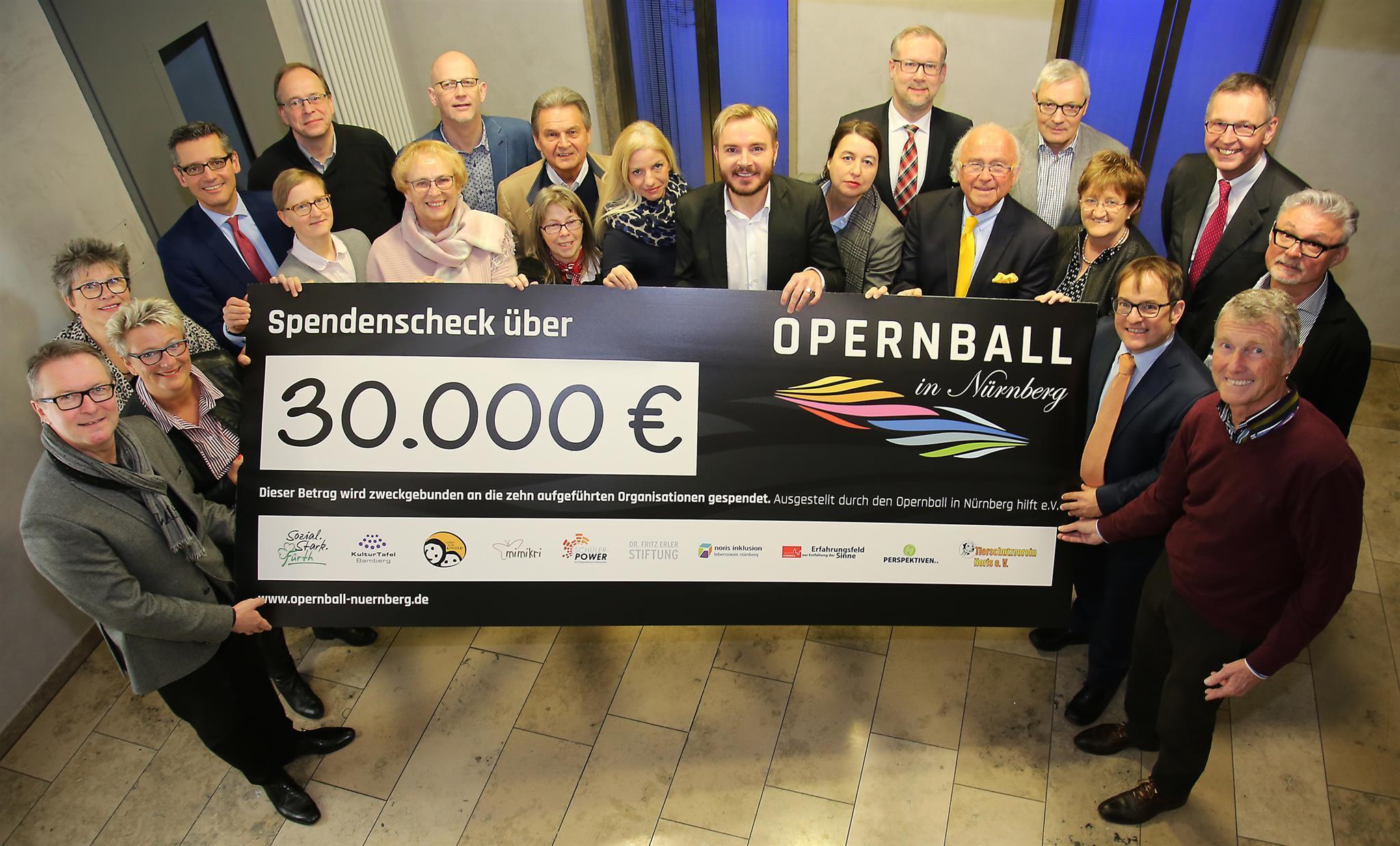 Gemeinsam mit den Veranstaltern überreichten die Charity-Patinnen und -Paten den Spendenscheck über 30.000 Euro persönlich an die guten Zwecke.