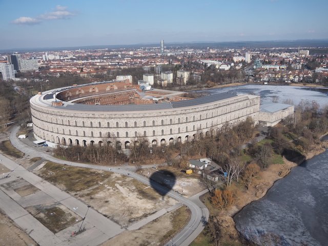 Der Blick vom Heißluftballon auf das Kongressgebäude in Nürnberg bei einer der ersten Fahrten im Jahr 2018. | Foto: Joga