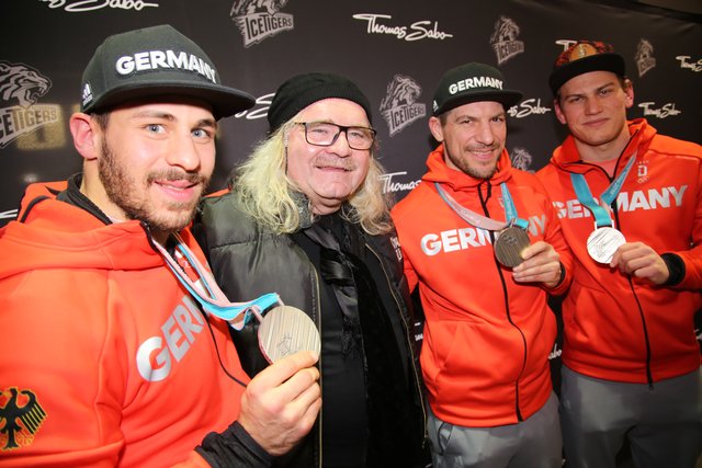 Die drei Silberjungs mit Hauptsponsor Thomas Sabo (2.v.l.). | Foto: Jürgen Friedrich