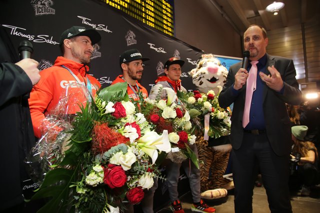 Bürgermeister Christian Vogel begrüßt die erfolgreichen Ice Tigers am Flughafen Nürnberg. | Foto: Jürgen Friedrich