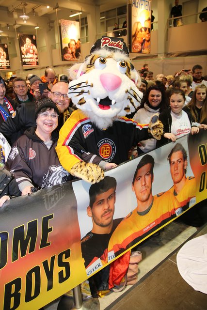 Rund 700 Fans der Nürnberger Ice Tigers feierten die Ankunft der drei Silbermedaillengewinner Patrick Reimer, Yasin Ehliz und Leo Pföderl, die mit der Deutschen Olympia Eishockeymannschaft in Pyeongchang einen historischen zweiten Platz im Eishockey belegten. | Foto: Jürgen Friedrich