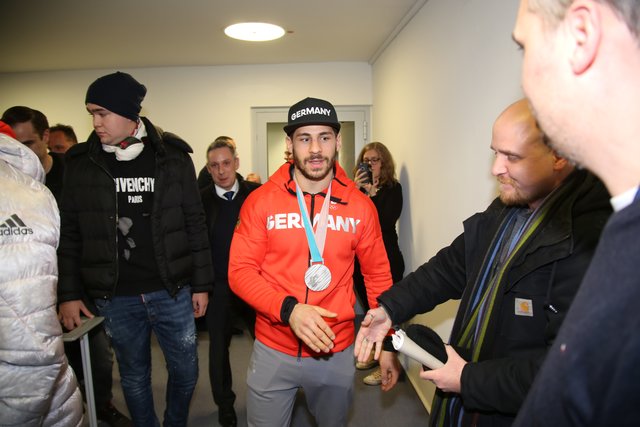 Rund 700 Fans der Nürnberger Ice Tigers feierten die Ankunft der drei Silbermedaillengewinner Patrick Reimer, Yasin Ehliz und Leo Pföderl, die mit der Deutschen Olympia Eishockeymannschaft in Pyeongchang einen historischen zweiten Platz im Eishockey belegten. | Foto: Jürgen Friedrich