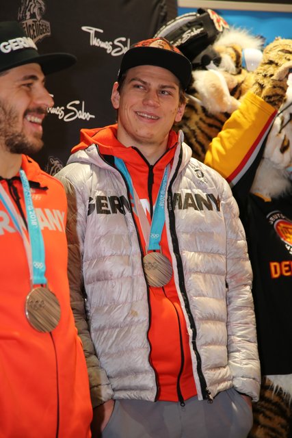 Rund 700 Fans der Nürnberger Ice Tigers feierten die Ankunft der drei Silbermedaillengewinner Patrick Reimer, Yasin Ehliz und Leo Pföderl, die mit der Deutschen Olympia Eishockeymannschaft in Pyeongchang einen historischen zweiten Platz im Eishockey belegten. | Foto: Jürgen Friedrich