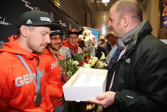 Rund 700 Fans der Nürnberger Ice Tigers feierten die Ankunft der drei Silbermedaillengewinner Patrick Reimer, Yasin Ehliz und Leo Pföderl, die mit der Deutschen Olympia Eishockeymannschaft in Pyeongchang einen historischen zweiten Platz im Eishockey belegten. | Foto: Jürgen Friedrich