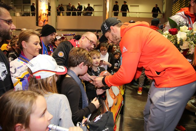 Rund 700 Fans der Nürnberger Ice Tigers feierten die Ankunft der drei Silbermedaillengewinner Patrick Reimer, Yasin Ehliz und Leo Pföderl, die mit der Deutschen Olympia Eishockeymannschaft in Pyeongchang einen historischen zweiten Platz im Eishockey belegten. | Foto: Jürgen Friedrich