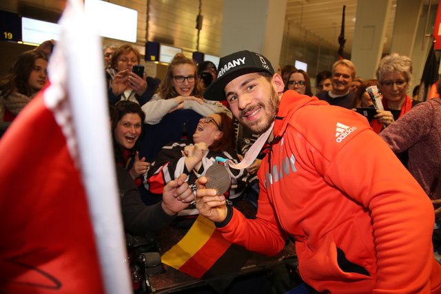 Rund 700 Fans der Nürnberger Ice Tigers feierten die Ankunft der drei Silbermedaillengewinner Patrick Reimer, Yasin Ehliz und Leo Pföderl, die mit der Deutschen Olympia Eishockeymannschaft in Pyeongchang einen historischen zweiten Platz im Eishockey belegten. | Foto: Jürgen Friedrich