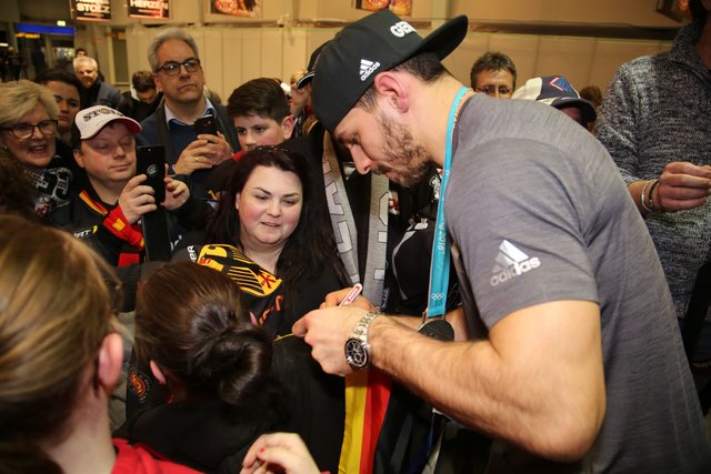 Rund 700 Fans der Nürnberger Ice Tigers feierten die Ankunft der drei Silbermedaillengewinner Patrick Reimer, Yasin Ehliz und Leo Pföderl, die mit der Deutschen Olympia Eishockeymannschaft in Pyeongchang einen historischen zweiten Platz im Eishockey belegten. | Foto: Jürgen Friedrich