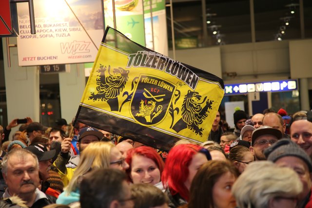 Rund 700 Fans der Nürnberger Ice Tigers feierten die Ankunft der drei Silbermedaillengewinner Patrick Reimer, Yasin Ehliz und Leo Pföderl, die mit der Deutschen Olympia Eishockeymannschaft in Pyeongchang einen historischen zweiten Platz im Eishockey belegten. | Foto: Jürgen Friedrich
