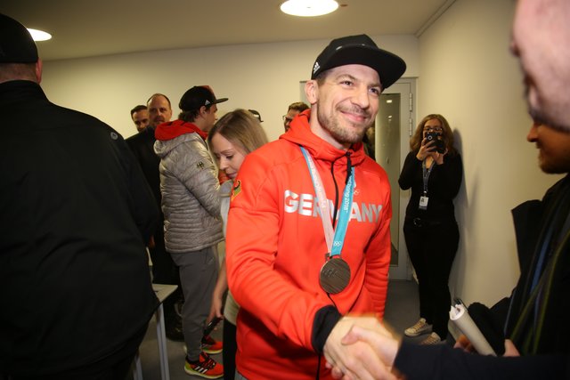 Rund 700 Fans der Nürnberger Ice Tigers feierten die Ankunft der drei Silbermedaillengewinner Patrick Reimer, Yasin Ehliz und Leo Pföderl, die mit der Deutschen Olympia Eishockeymannschaft in Pyeongchang einen historischen zweiten Platz im Eishockey belegten. | Foto: Jürgen Friedrich