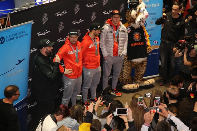 Rund 700 Fans der Nürnberger Ice Tigers feierten die Ankunft der drei Silbermedaillengewinner Patrick Reimer, Yasin Ehliz und Leo Pföderl, die mit der Deutschen Olympia Eishockeymannschaft in Pyeongchang einen historischen zweiten Platz im Eishockey belegten. | Foto: Jürgen Friedrich