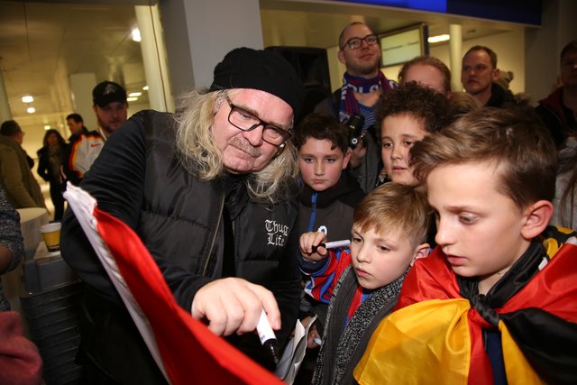 Rund 700 Fans der Nürnberger Ice Tigers feierten die Ankunft der drei Silbermedaillengewinner Patrick Reimer, Yasin Ehliz und Leo Pföderl, die mit der Deutschen Olympia Eishockeymannschaft in Pyeongchang einen historischen zweiten Platz im Eishockey belegten. | Foto: Jürgen Friedrich