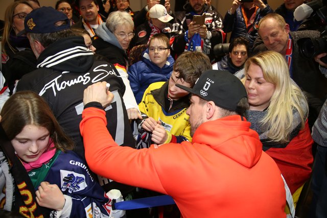 Rund 700 Fans der Nürnberger Ice Tigers feierten die Ankunft der drei Silbermedaillengewinner Patrick Reimer, Yasin Ehliz und Leo Pföderl, die mit der Deutschen Olympia Eishockeymannschaft in Pyeongchang einen historischen zweiten Platz im Eishockey belegten. | Foto: Jürgen Friedrich