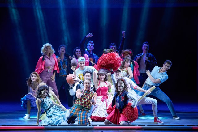 "Grease" erzählt eine der schönsten High School-Romanzen, die je die Bühnen dieser Welt erobert haben, brillant begleitet von furiosem Rock’n’Roll und Hits zum Mitsingen und Schwelgen. | Foto: Marcel Kohnen