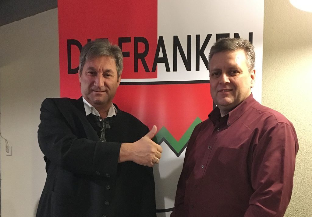 Parteichef Robert Gattenlöhner (links) mit dem mittelfränkischen Bezirksvorsitzenden Werner Bloos nach der Nominierung