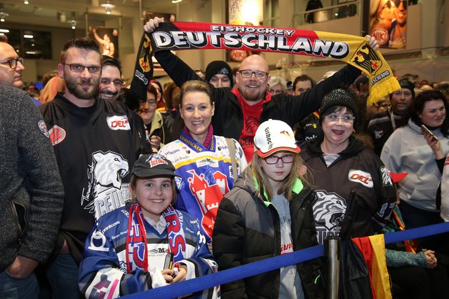 Rund 700 Fans der Nürnberger Ice Tigers feierten die Ankunft der drei Silbermedaillengewinner Patrick Reimer, Yasin Ehliz und Leo Pföderl, die mit der Deutschen Olympia Eishockeymannschaft in Pyeongchang einen historischen zweiten Platz im Eishockey belegten. | Foto: Jürgen Friedrich