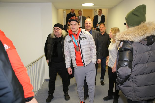 Rund 700 Fans der Nürnberger Ice Tigers feierten die Ankunft der drei Silbermedaillengewinner Patrick Reimer, Yasin Ehliz und Leo Pföderl, die mit der Deutschen Olympia Eishockeymannschaft in Pyeongchang einen historischen zweiten Platz im Eishockey belegten. | Foto: Jürgen Friedrich