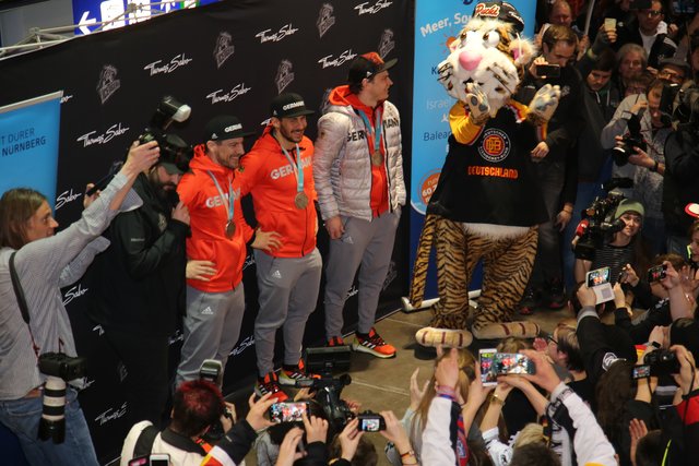 Rund 700 Fans der Nürnberger Ice Tigers feierten die Ankunft der drei Silbermedaillengewinner Patrick Reimer, Yasin Ehliz und Leo Pföderl, die mit der Deutschen Olympia Eishockeymannschaft in Pyeongchang einen historischen zweiten Platz im Eishockey belegten. | Foto: Jürgen Friedrich