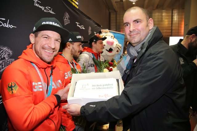 Rund 700 Fans der Nürnberger Ice Tigers feierten die Ankunft der drei Silbermedaillengewinner Patrick Reimer, Yasin Ehliz und Leo Pföderl, die mit der Deutschen Olympia Eishockeymannschaft in Pyeongchang einen historischen zweiten Platz im Eishockey belegten. | Foto: Jürgen Friedrich