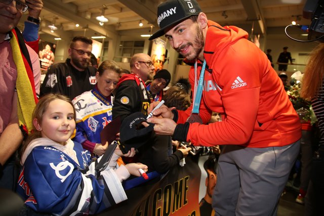 Rund 700 Fans der Nürnberger Ice Tigers feierten die Ankunft der drei Silbermedaillengewinner Patrick Reimer, Yasin Ehliz und Leo Pföderl, die mit der Deutschen Olympia Eishockeymannschaft in Pyeongchang einen historischen zweiten Platz im Eishockey belegten. | Foto: Jürgen Friedrich
