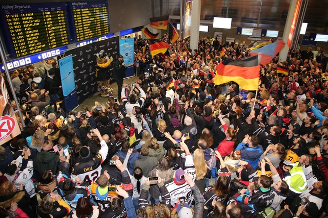 Rund 700 Fans der Nürnberger Ice Tigers feierten die Ankunft der drei Silbermedaillengewinner Patrick Reimer, Yasin Ehliz und Leo Pföderl, die mit der Deutschen Olympia Eishockeymannschaft in Pyeongchang einen historischen zweiten Platz im Eishockey belegten. | Foto: Jürgen Friedrich