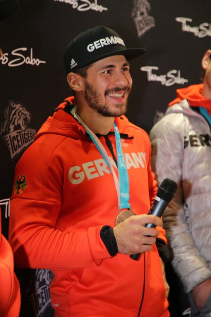 Rund 700 Fans der Nürnberger Ice Tigers feierten die Ankunft der drei Silbermedaillengewinner Patrick Reimer, Yasin Ehliz und Leo Pföderl, die mit der Deutschen Olympia Eishockeymannschaft in Pyeongchang einen historischen zweiten Platz im Eishockey belegten. | Foto: Jürgen Friedrich