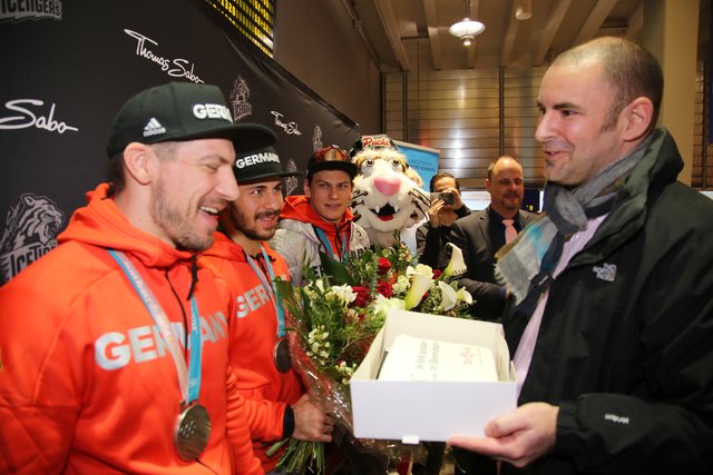 Rund 700 Fans der Nürnberger Ice Tigers feierten die Ankunft der drei Silbermedaillengewinner Patrick Reimer, Yasin Ehliz und Leo Pföderl, die mit der Deutschen Olympia Eishockeymannschaft in Pyeongchang einen historischen zweiten Platz im Eishockey belegten. | Foto: Jürgen Friedrich