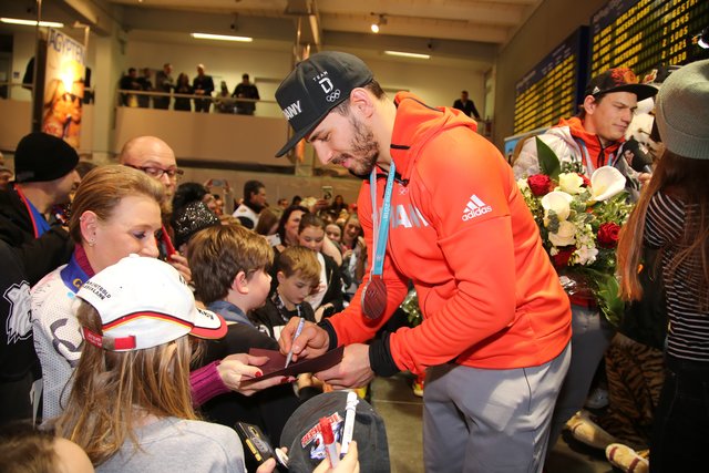 Rund 700 Fans der Nürnberger Ice Tigers feierten die Ankunft der drei Silbermedaillengewinner Patrick Reimer, Yasin Ehliz und Leo Pföderl, die mit der Deutschen Olympia Eishockeymannschaft in Pyeongchang einen historischen zweiten Platz im Eishockey belegten. | Foto: Jürgen Friedrich