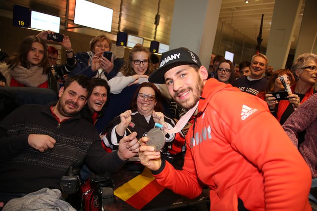 Rund 700 Fans der Nürnberger Ice Tigers feierten die Ankunft der drei Silbermedaillengewinner Patrick Reimer, Yasin Ehliz und Leo Pföderl, die mit der Deutschen Olympia Eishockeymannschaft in Pyeongchang einen historischen zweiten Platz im Eishockey belegten. | Foto: Jürgen Friedrich