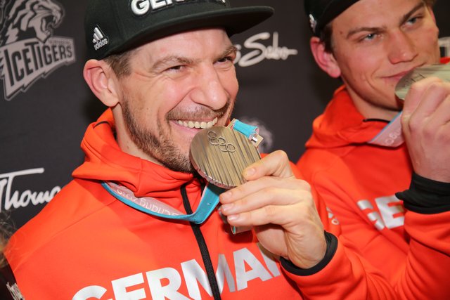 Rund 700 Fans der Nürnberger Ice Tigers feierten die Ankunft der drei Silbermedaillengewinner Patrick Reimer, Yasin Ehliz und Leo Pföderl, die mit der Deutschen Olympia Eishockeymannschaft in Pyeongchang einen historischen zweiten Platz im Eishockey belegten. | Foto: Jürgen Friedrich