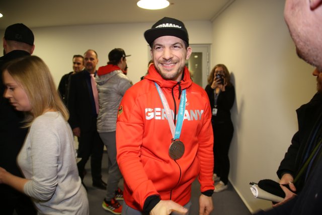 Rund 700 Fans der Nürnberger Ice Tigers feierten die Ankunft der drei Silbermedaillengewinner Patrick Reimer, Yasin Ehliz und Leo Pföderl, die mit der Deutschen Olympia Eishockeymannschaft in Pyeongchang einen historischen zweiten Platz im Eishockey belegten. | Foto: Jürgen Friedrich