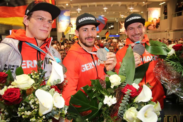 Foto: Juergen Friedrich, Germany,   Motiv:  Patrick Reimer, Yasin Ehliz und Leo Pföderl                Beschreibung: Rund 700 Fans der Nuernberger Icetigers feierten die Ankunft der 3 Silbermedaillengewinner   Patrick Reimer, Yasin Ehliz und Leo Pföderl die mit der deutschen Olympia Eishockeymannschaft in Pyeongchang einen historischen zweiten Platz im Eishockey belegten. | Foto: Jürgen Friedrich