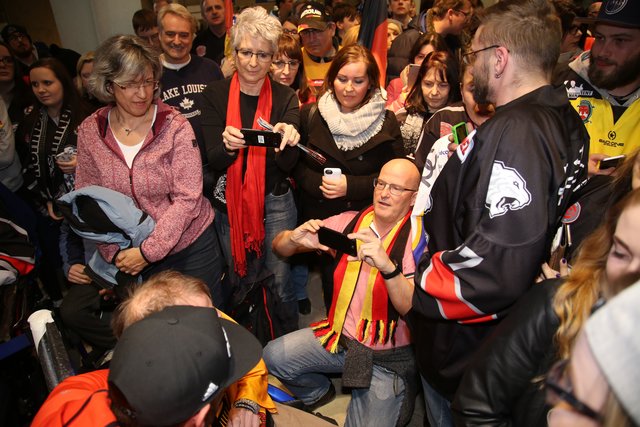 Rund 700 Fans der Nürnberger Ice Tigers feierten die Ankunft der drei Silbermedaillengewinner Patrick Reimer, Yasin Ehliz und Leo Pföderl, die mit der Deutschen Olympia Eishockeymannschaft in Pyeongchang einen historischen zweiten Platz im Eishockey belegten. | Foto: Jürgen Friedrich