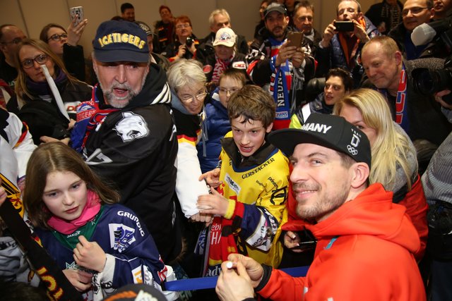 Rund 700 Fans der Nürnberger Ice Tigers feierten die Ankunft der drei Silbermedaillengewinner Patrick Reimer, Yasin Ehliz und Leo Pföderl, die mit der Deutschen Olympia Eishockeymannschaft in Pyeongchang einen historischen zweiten Platz im Eishockey belegten. | Foto: Jürgen Friedrich